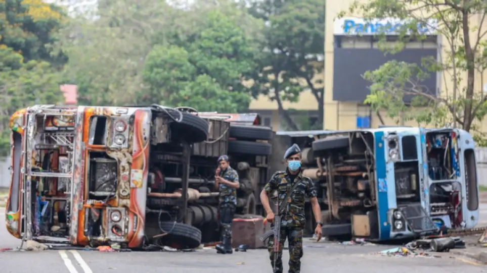 Χάος στη Σρι Λάνκα: Αστυνομικοί έλαβαν εντολή να πυροβολούν για την επιβολή της τάξης (βίντεο)