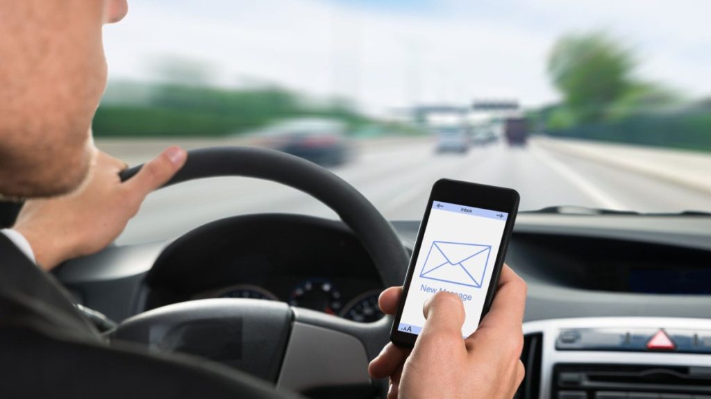 Το 76% των Ευρωπαίων οδηγών παραδέχεται ότι κοιτούν το κινητό τους ενώ οδηγούν σύμφωνα με έρευνα