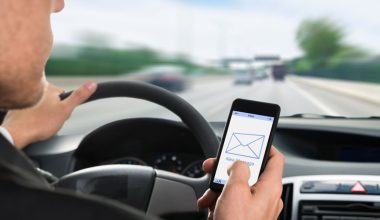 Το 76% των Ευρωπαίων οδηγών παραδέχεται ότι κοιτούν το κινητό τους ενώ οδηγούν σύμφωνα με έρευνα