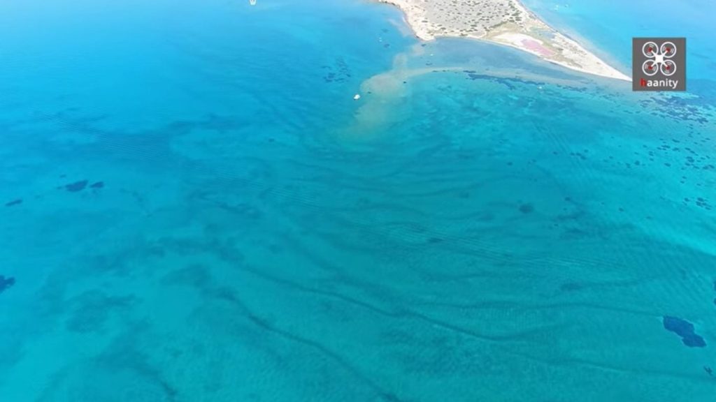 «Μαγικές» εικόνες: Πτήση πάνω από τα «παγωμένα κύματα» στον Σαρωνικό κόλπο (βίντεο)