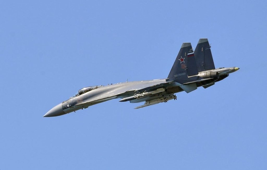 Ρωσικό Su-35 πετάει πάνω από το Χάρκοβο