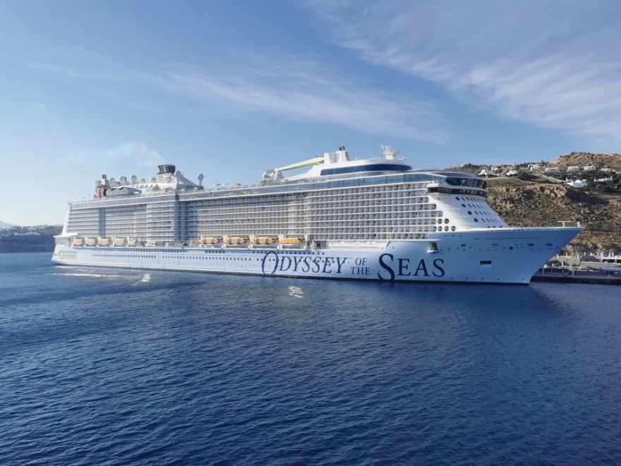Το κρουαζιερόπλοιο «Odyssey of the Seas» έφτασε στην Μύκονο και… «έκρυψε» το νησί (βίντεο)