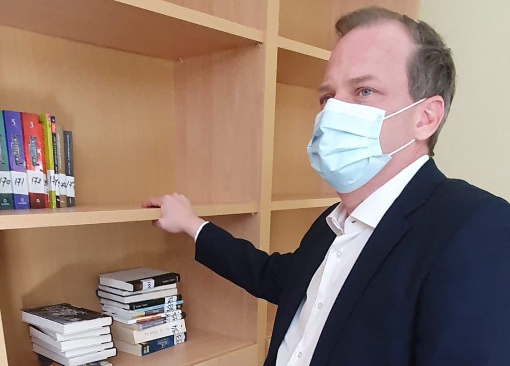 Ο Κ.Καραμανλής «εγκαινίασε» έπιπλο βιβλιοθήκης χωρίς βιβλία σε γυμνάσιο – Το περίμεναν από τον Σεπτέμβριο