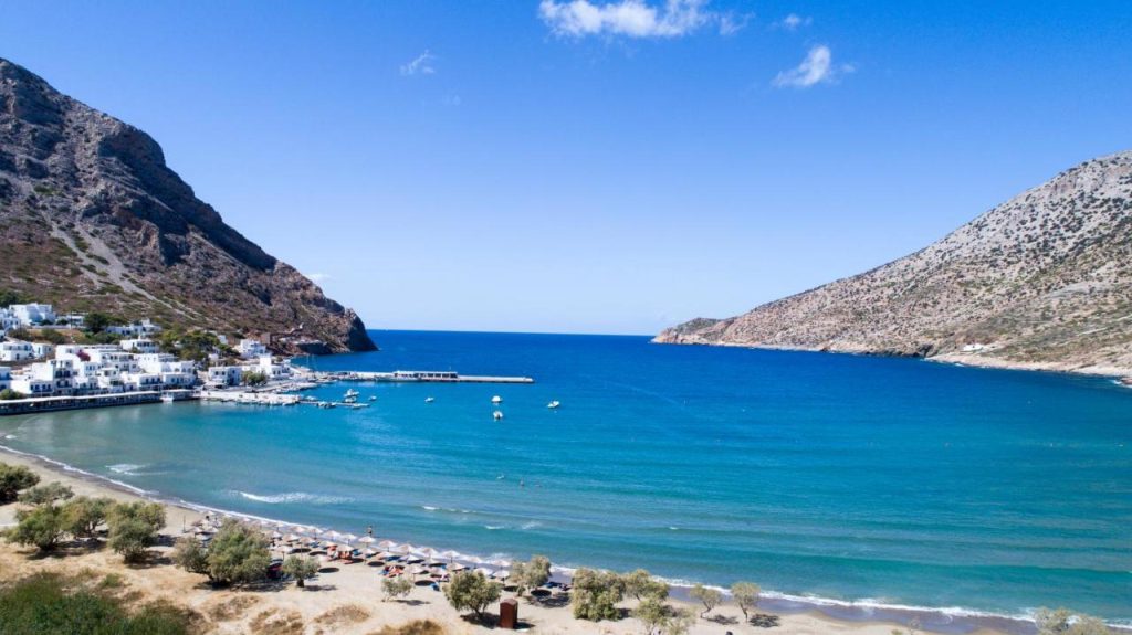 Οι πανέμορφες Καμάρες της Σίφνου με τη χρυσαφένια παραλία (βίντεο)