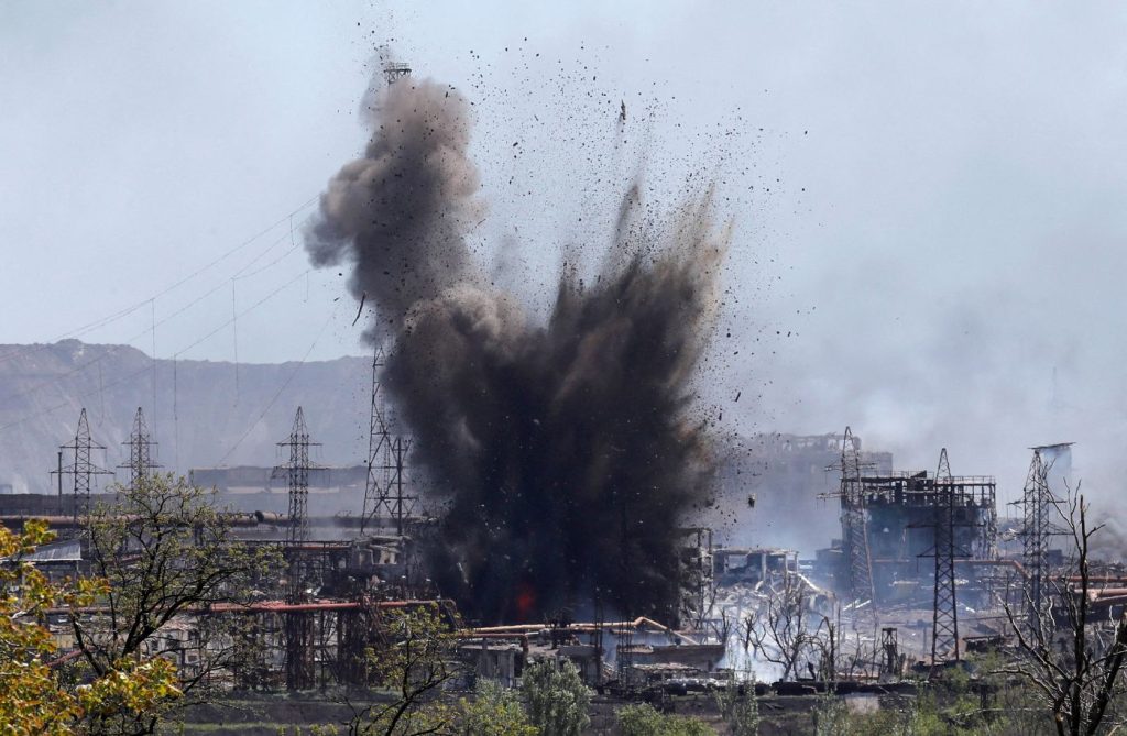 Κόλαση στο Azovstal: Συγκλονιστικές εικόνες από τον σημερινό βομβαρδισμό του βιομηχανικού συγκροτήματος (βίντεο)