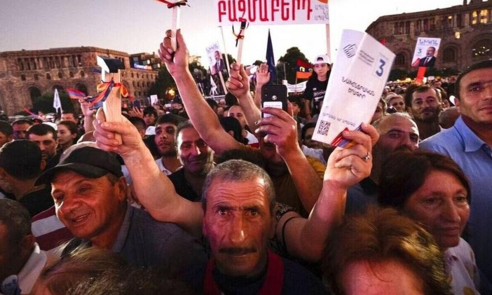 Χάος στην Αρμενία: Χιλιάδες διαδηλωτές ζητούν την παραίτηση του Ν.Πασινιάν