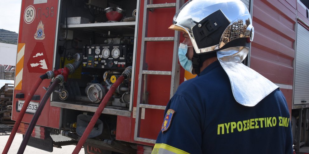 Μεγάλη φωτιά σε διαμέρισμα στα Πετράλωνα – Κατέφθασαν 5 οχήματα της πυροσβεστικής