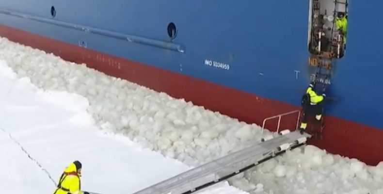 Ναυτικός ανεβαίνει σε κινούμενο πλοίο με τον πιο παράδοξο τρόπο (βίντεο)