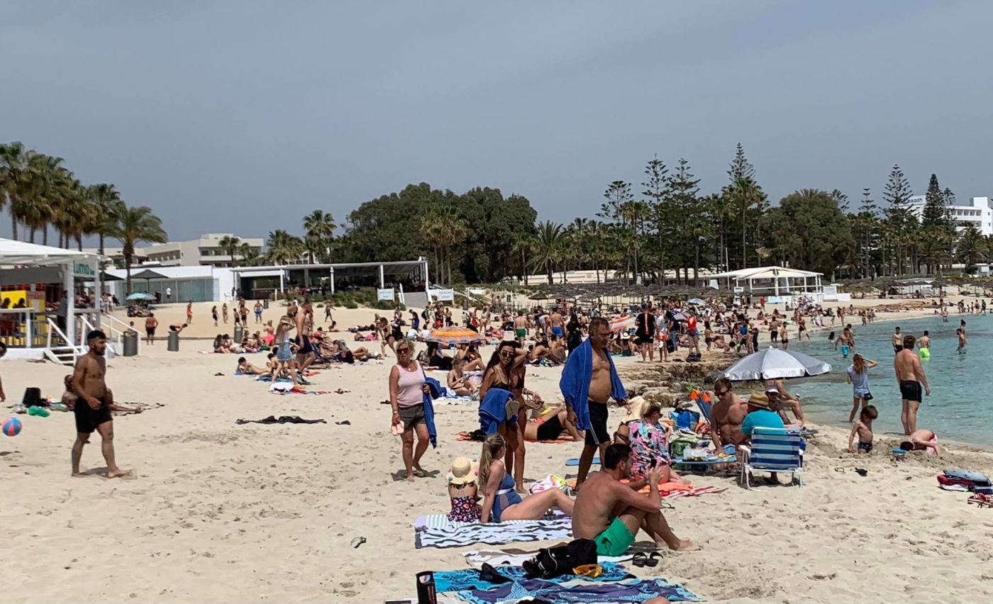 Μας «κόβουν» & τη θάλασσα: Μπάνιο στην παραλία για… λίγους φέτος – Στα 88  ευρώ το κόστος για μια οικογένεια – Pronews.gr