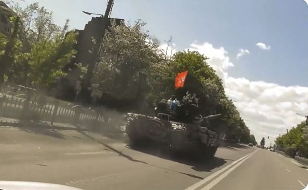 Ρωσικό άρμα μάχης κάνει drift στην Μαριούπολη (βίντεο)