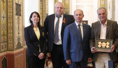 Ο πρόεδρος του ΑΚΚΕΛ στην Δούμα της Αγίας Πετρούπολης με βουλευτές της Νομοθετικής Συνέλευσης