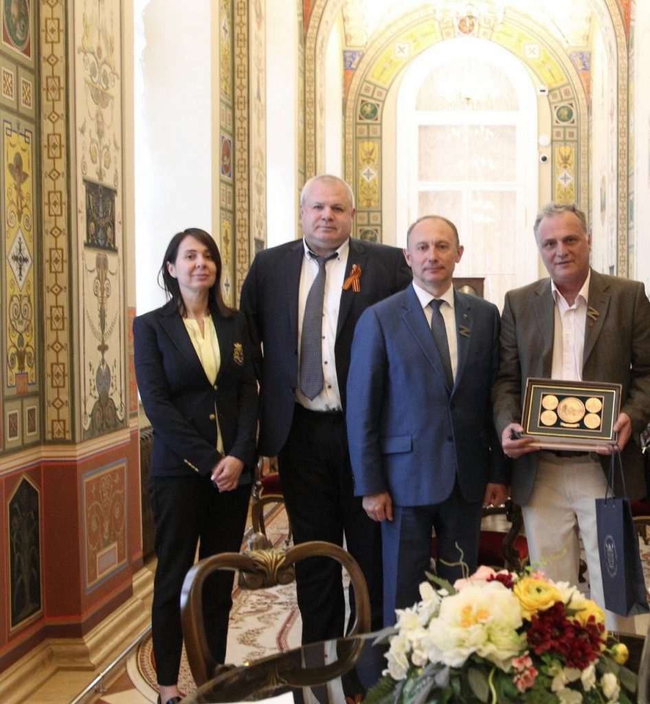 Ο πρόεδρος του ΑΚΚΕΛ στην Δούμα της Αγίας Πετρούπολης με βουλευτές της Νομοθετικής Συνέλευσης