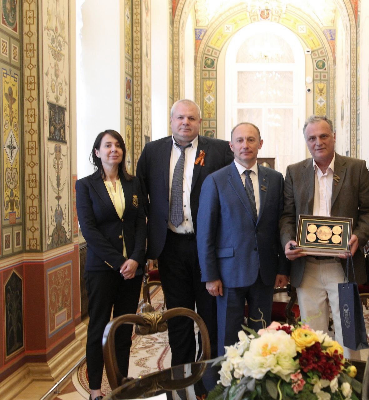 Ο πρόεδρος του ΑΚΚΕΛ στην Δούμα της Αγίας Πετρούπολης με βουλευτές της Νομοθετικής Συνέλευσης