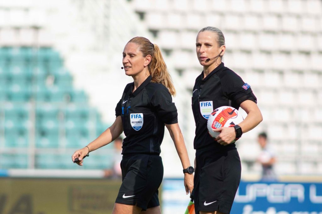 Ελένη Αντωνίου: Η πρώτη γυναίκα διαιτητής που σφύριξε σε αγώνα της Super League (φώτο)