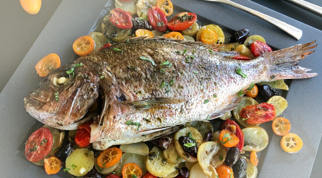 Ψητό ψάρι: Το έξυπνο κόλπο για να μην κολλάει ποτέ στο σκεύος ή στη σχάρα