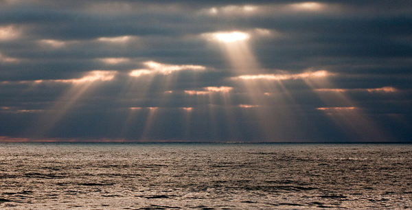 Εντυπωσιακές εικόνες από το «μαγικό ταξίδι» των ηλιαχτίδων (φωτο)