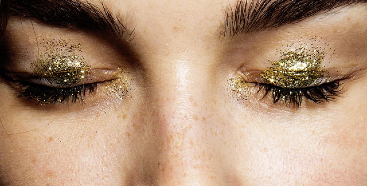 Γυναίκες προσοχή: Δείτε γιατί δεν πρέπει να χρησιμοποιείτε προϊόντα με γκλίτερ στο μακιγιάζ σας