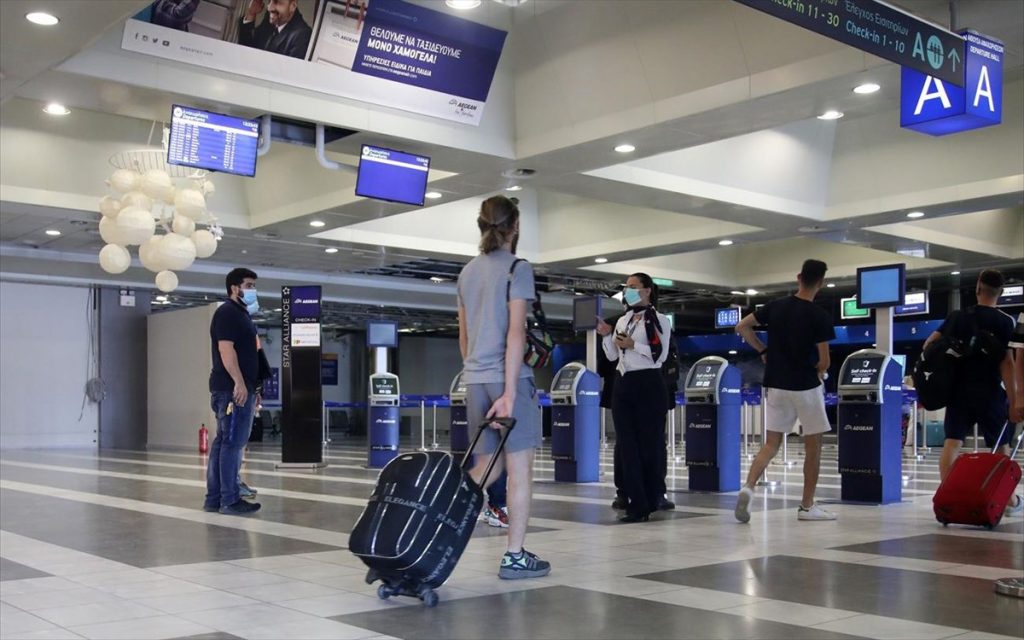 Επιστρέφει η «κανονικότητα» στα αεροδρόμια της ΕΕ – Χωρίς μάσκες από αύριο