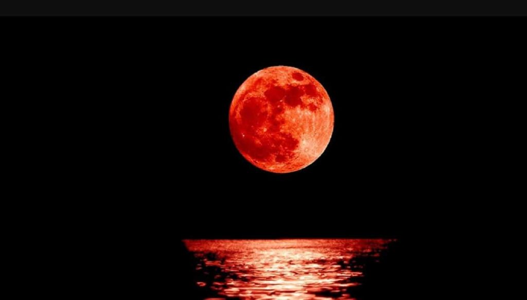 Τα χαράματα το «Ματωμένο Φεγγάρι» – Θεαματική η «υπερπανσέληνος»