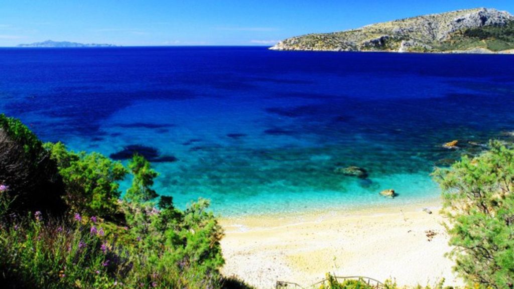 Βάλτε τα μαγιό σας & φύγατε: Οι 3+1 «μαγευτικές» παραλίες μια «ανάσα» από το κέντρο της Αθήνας
