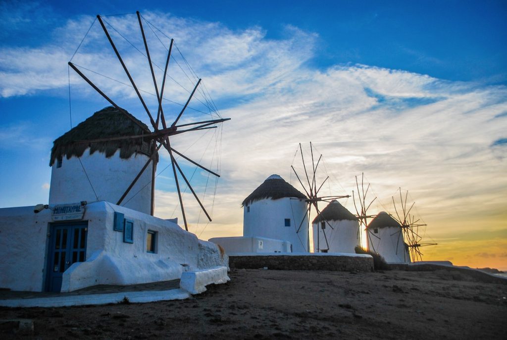 Μύκονος: Άγνωστοι «βεβήλωσαν» τους Μύλους με γκράφιτι (βίντεο)