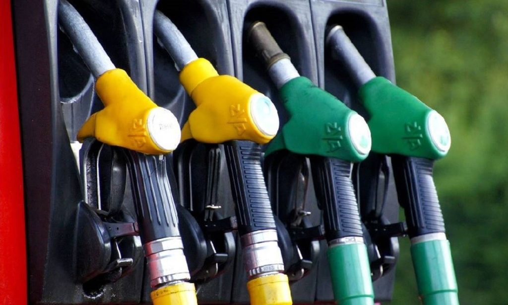Σε απόγνωση οι οδηγοί: «Καλπάζει» η βενζίνη – Αλλάζουν οι τιμές από αύριο – «Σταγόνα στον ωκεανό» το fuel pass