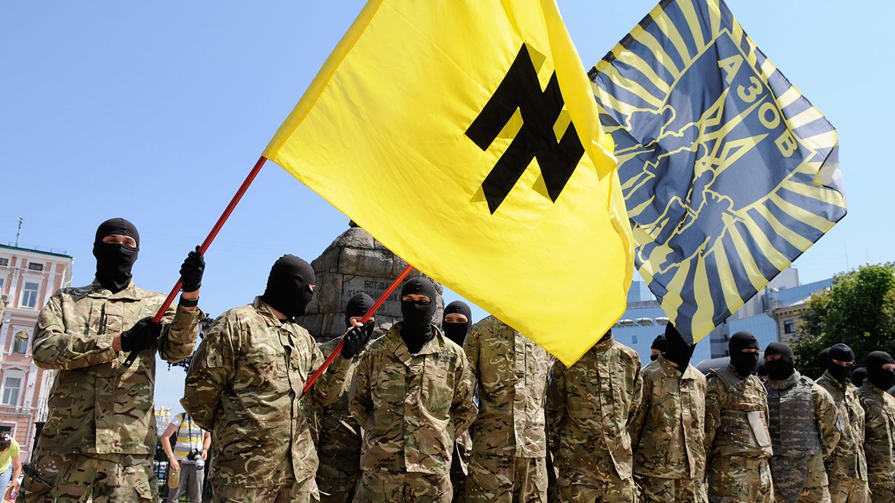 Ουκρανός στρατιώτης ποζάρει περήφανος με το σύμβολο των SS στο στήθος!