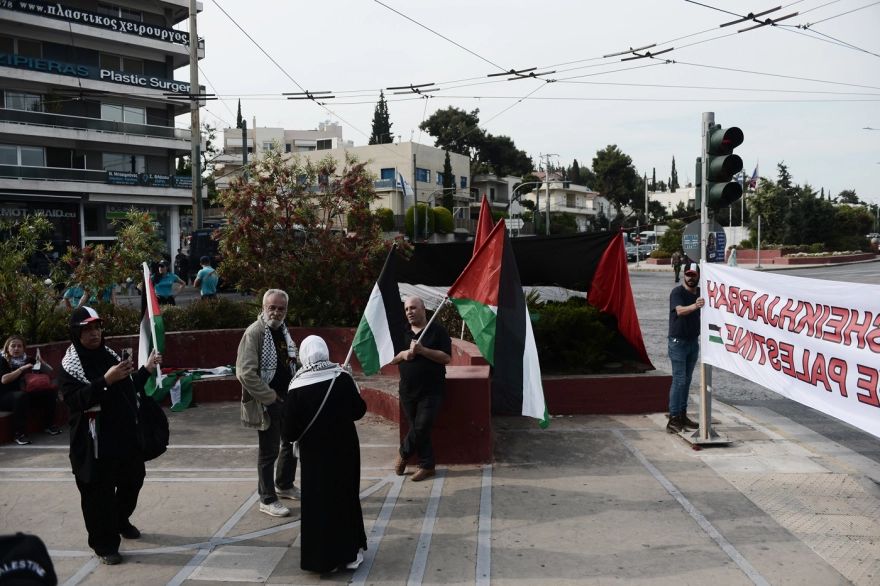 Σε εξέλιξη συγκέντρωση διαμαρτυρίας των Παλαιστινίων στην πρεσβεία του Ισραήλ (φώτο)