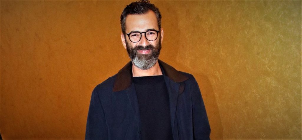 Α.Μπράτης: «Μου αρέσει να φλερτάρω πάρα πολύ – Μπορώ να φλερτάρω και με έναν σκύλο ή με μία γάτα»! (βίντεο)