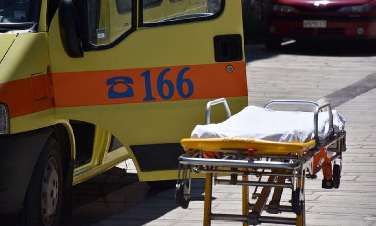 Καλαμαριά: Με πολλαπλά κατάγματα και αιμάτωμα στο κεφάλι ο 21χρονος που έπεσε από μπαλκόνι