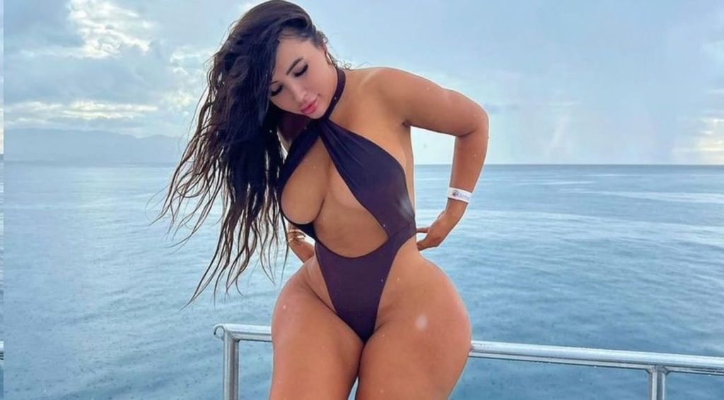 «Τα πάχη της-τα κάλλη της»: Αλβανίδα influencer τα «πέταξε» όλα και αναστάτωσε παραλία της Μυκόνου (φωτο)