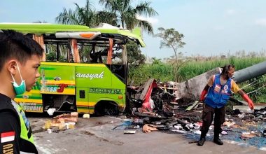 Ινδονησία: 14 νεκροί έπειτα από σύγκρουση λεωφορείου σε διαφημιστική πινακίδα
