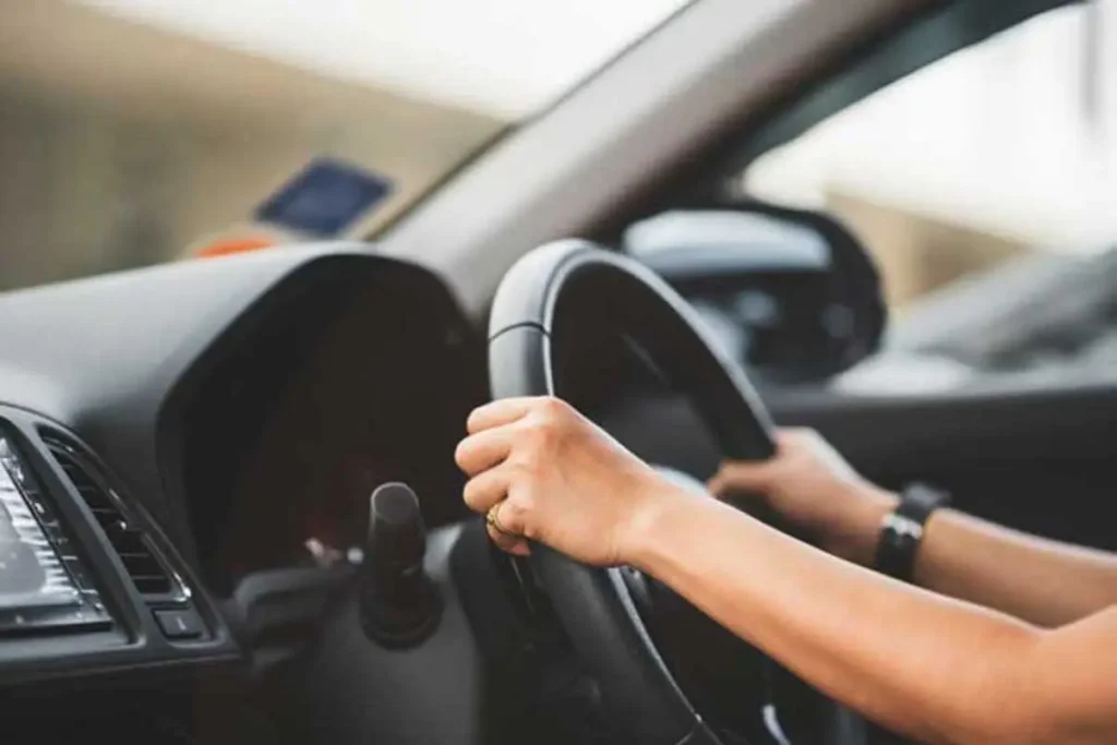 Τρόμος για οδηγούς στο Βόλο: Σπρώχνουν «για πλάκα» ανήλικους πάνω στις ρόδες διερχόμενων αυτοκινήτων (βίντεο)