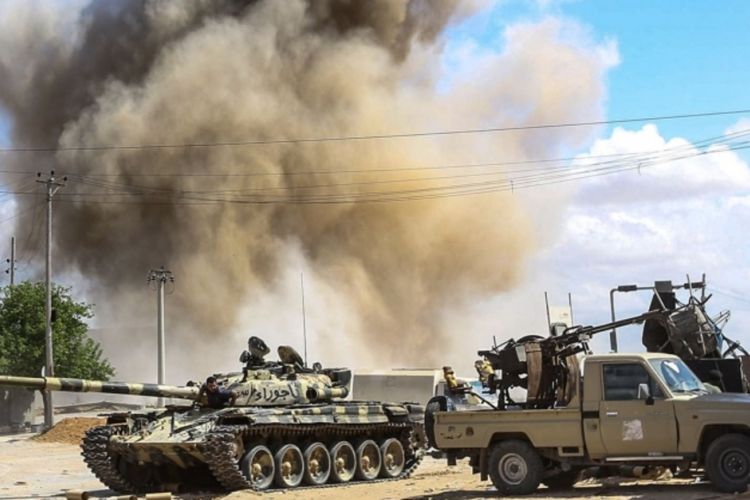Λιβύη: Σφοδρές μάχες στην Τρίπολη – Μόλις λίγες ώρες έκατσε ο Φ.Μπασάγκα στην πρωτεύουσα