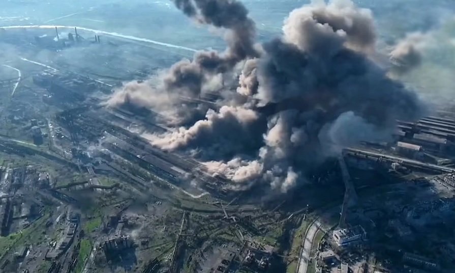 Βίντεο: Ουκρανοί παραδίδονται στους Ρώσους στην Μαριούπολη – Ανάμεσά τους και ένας Βρετανός