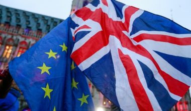 Δεν είναι ανάγκη να γίνει εμπορικός πόλεμος με την ΕΕ με αφορμή τη Βόρεια Ιρλανδία λέει η Βρετανία