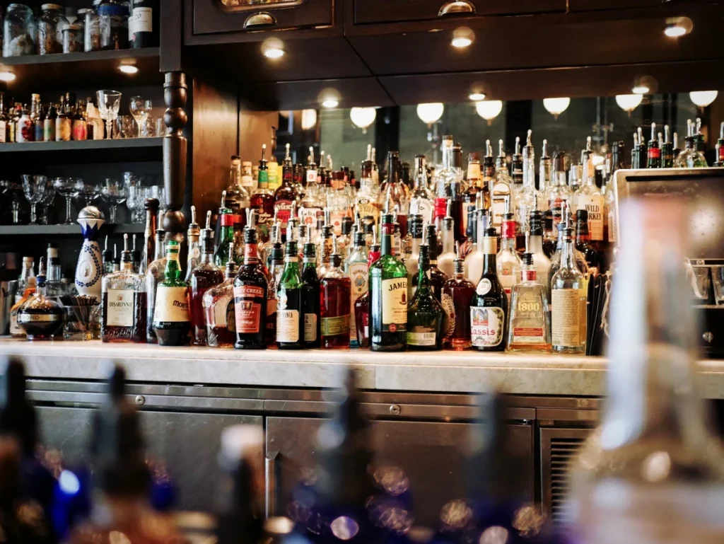Νοθευμένα ποτά: Ειδική διάταξη για να δίνονται στη δημοσιότητα τα ονόματα των μπαρ που σερβίρουν «μπόμπες»