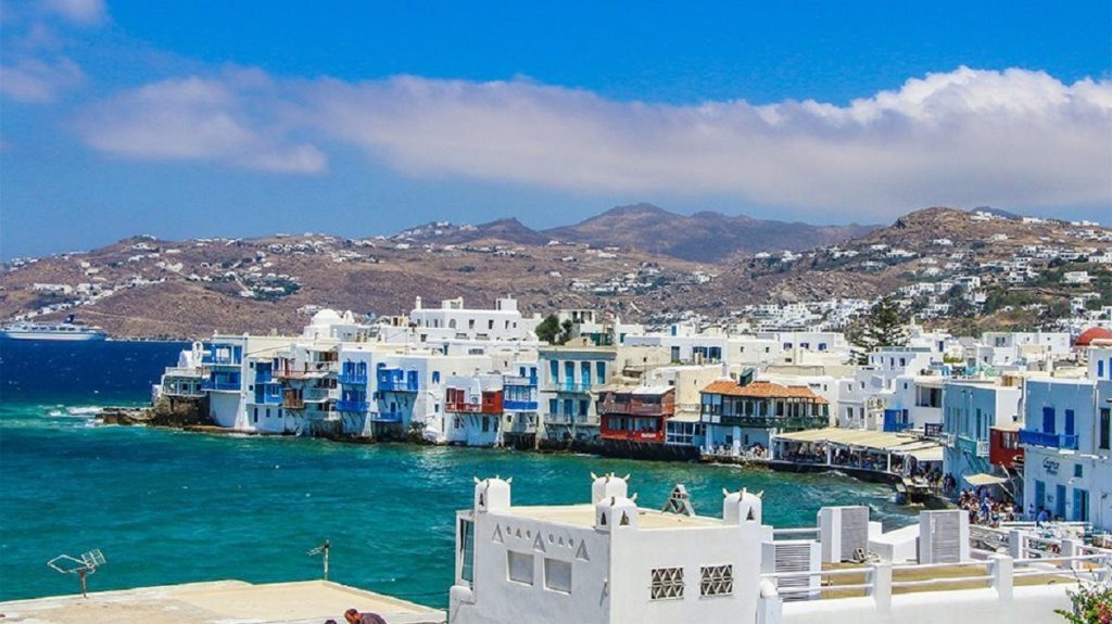 «Ανέβηκε» η θερμοκρασία στη Μύκονο – Οι τουρίστριες που «μαγνήτισαν» τα βλέμματα με τις πόζες τους (βίντεο)