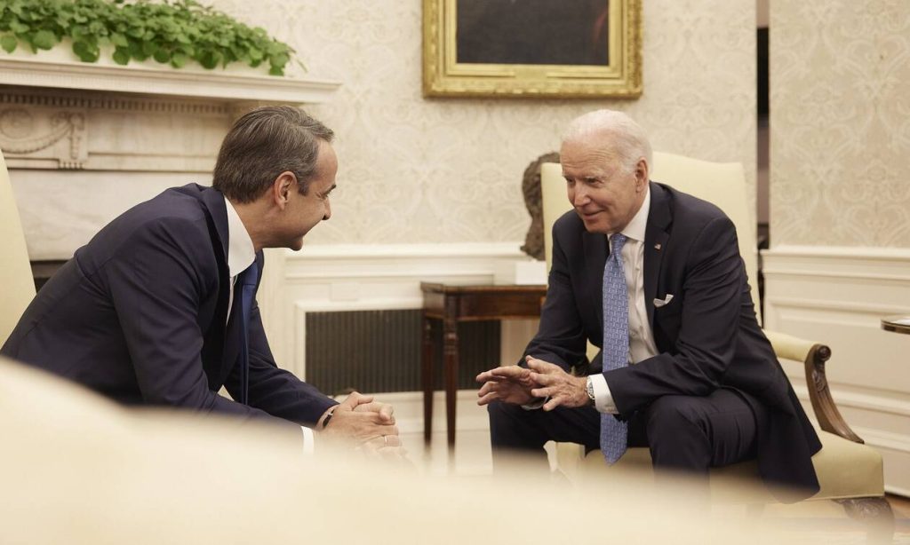 Διεθνή ΜΜΕ: «Ο Μπάιντεν επαίνεσε την Ελλάδα για την επίδειξη ηθικής διαύγειας στη στάση της Ρωσίας»