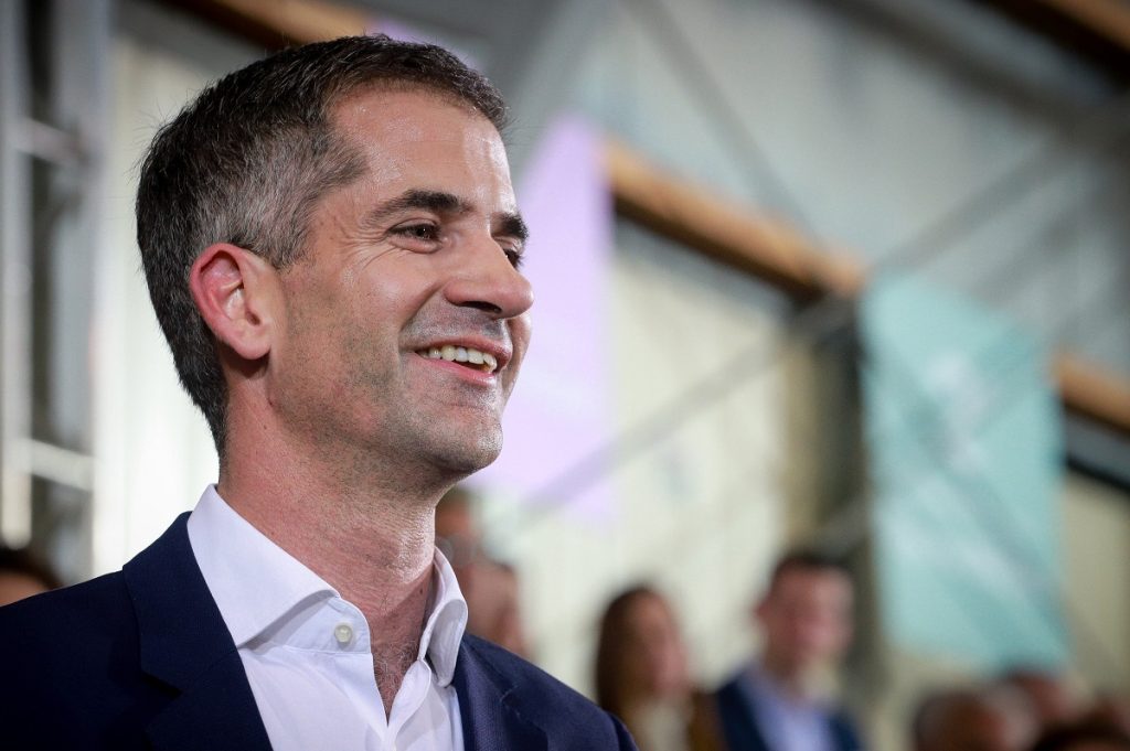 Οπισθοδρομικοί οι Έλληνες για τον Κ. Μπακογιάννη: «Ο πρώτος γάμος ομόφυλου ζευγαριού στο Δημαρχείο θα είναι το πέρασμα στην πρόοδο»