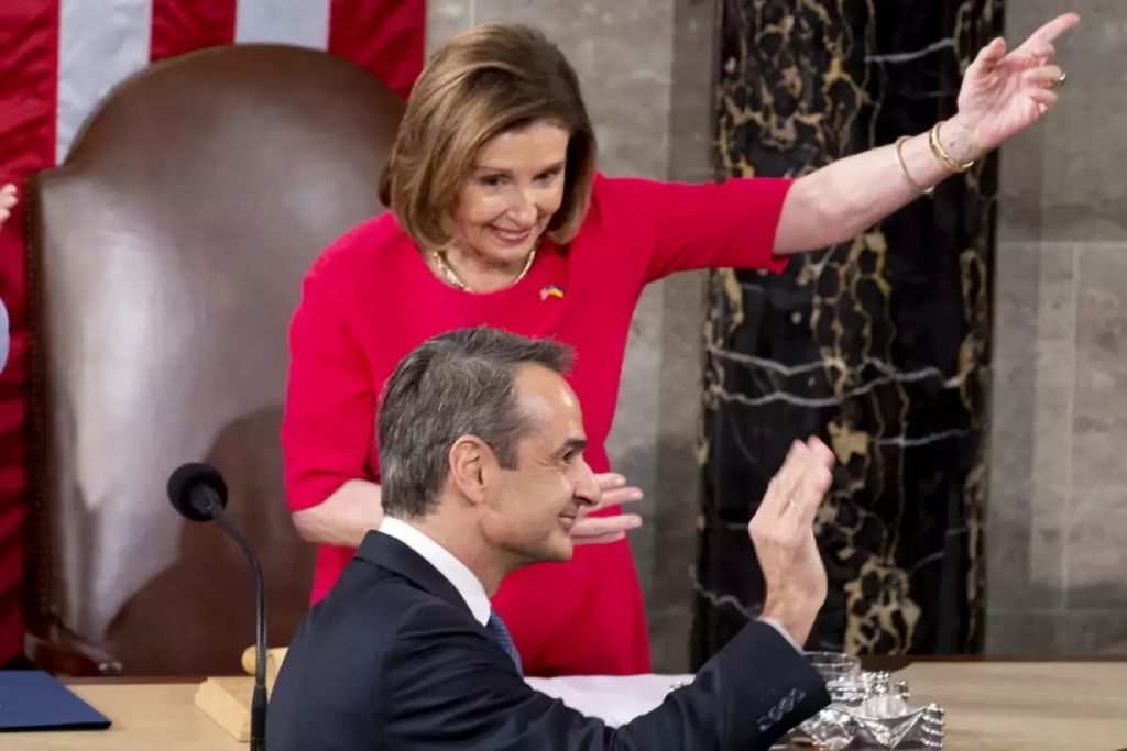 Το ευτράπελο της ημέρας: Της έφυγαν τα σκουλαρίκια της Ν.Πελόζι την στιγμή που μιλούσε ο Κ.Μητσοτάκης (βίντεο)