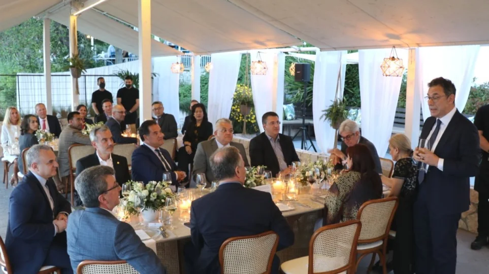 Το φαγοπότι της παγκόσμιας ηγεσίας της Pfizer στη Θεσσαλονίκη – «Πρώτη μούρη» ο Α.Γεωργιάδης