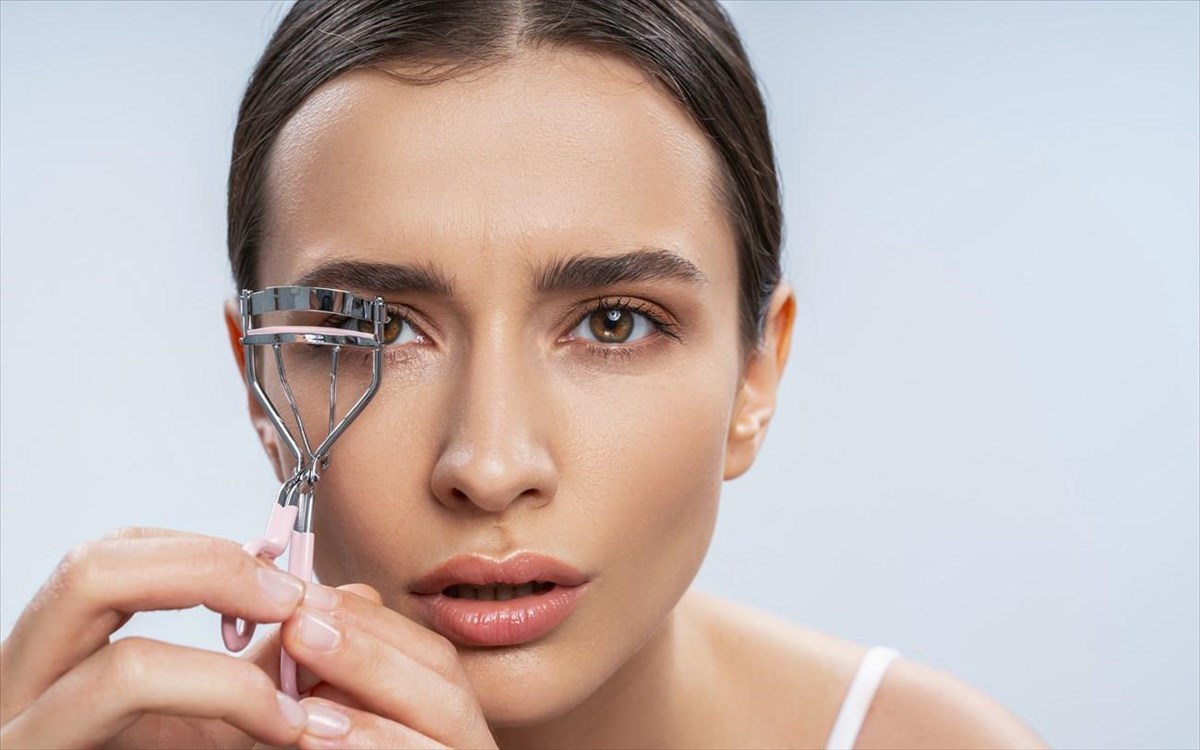 Ψαλιδάκι βλεφαρίδων: Δες πώς θα το χρησιμοποιήσεις με τον σωστό τρόπο – Τα πέντε βήματα