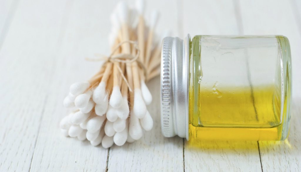 Baby oil: Δέκα έξυπνες χρήσεις του που θα σου «λύσουν τα χέρια»