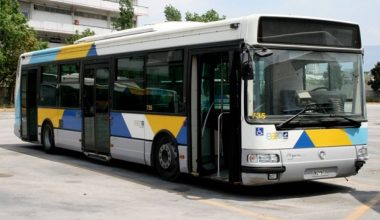 Τροχαίο ατύχημα στην Παλλήνη – Λεωφορείο ξέφυγε της πορείας του & «καρφώθηκε» σε μαγαζί (βίντεο)