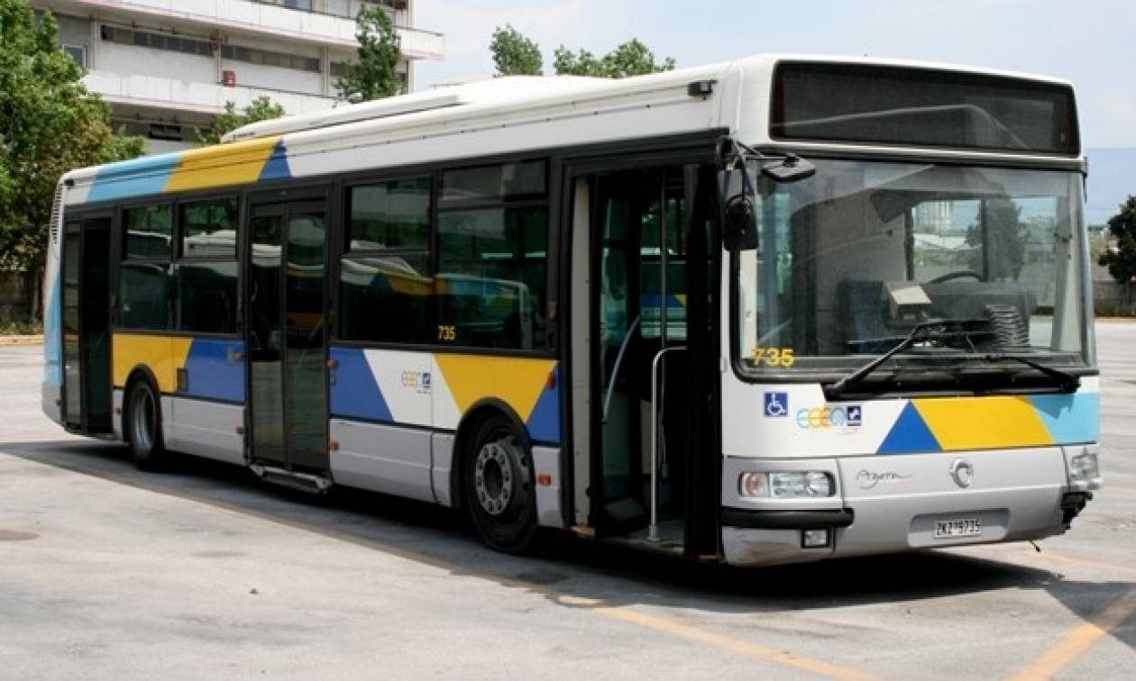 Τροχαίο ατύχημα στην Παλλήνη – Λεωφορείο ξέφυγε της πορείας του & «καρφώθηκε» σε μαγαζί (βίντεο)