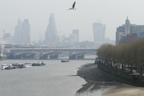 Βρετανία: «Συναγερμός» για την βροχή αίματος (φωτο)