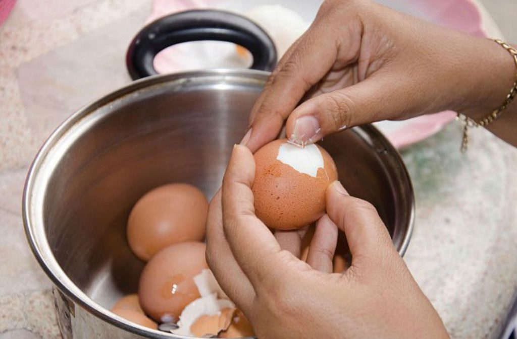 Έχετε αναρωτηθεί; – Αυτός είναι ο λόγος που μερικά αυγά είναι πιο δύσκολο να ξεφλουδιστούν