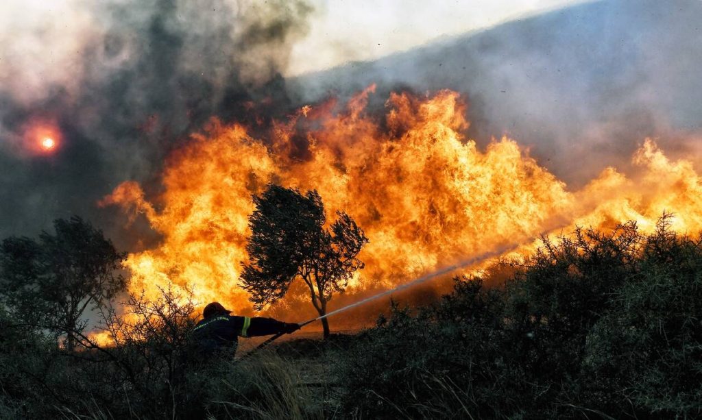 Συναγερμός στην Πυροσβεστική – Ξέσπασε μεγάλη φωτιά στο Καματερό