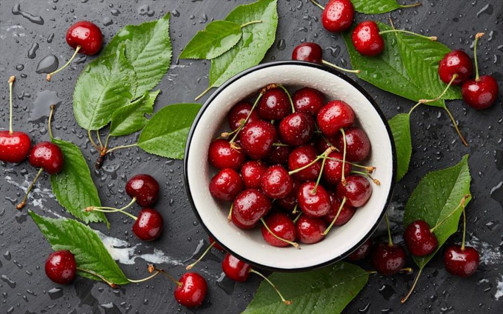 Μας «κόβουν» και τα φρούτα: Απλησίαστα τα κεράσια – Τα 18 ευρώ το κιλό «αγγίζει» η τιμή τους (βίντεο)